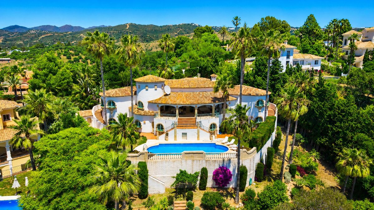 6 Bed Detached Villa in Hacienda Las Chapas