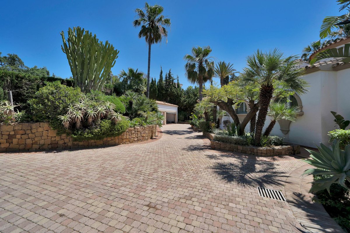 6 Bed Detached Villa in Hacienda Las Chapas