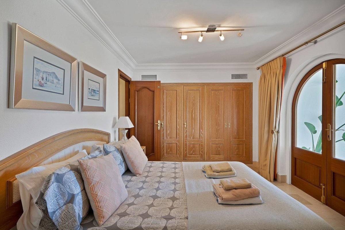 6 Bed Detached Villa in Hacienda Las Chapas