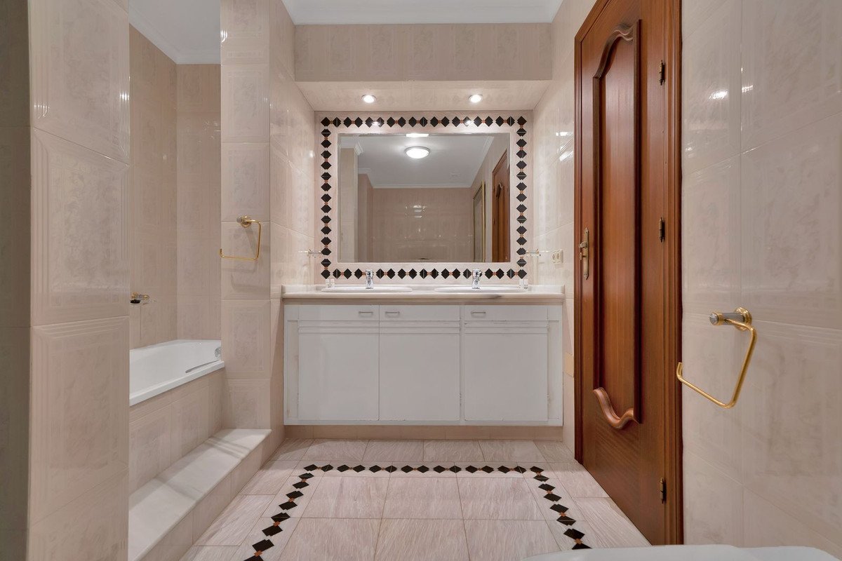 6 Bed Detached Villa in Hacienda Las Chapas