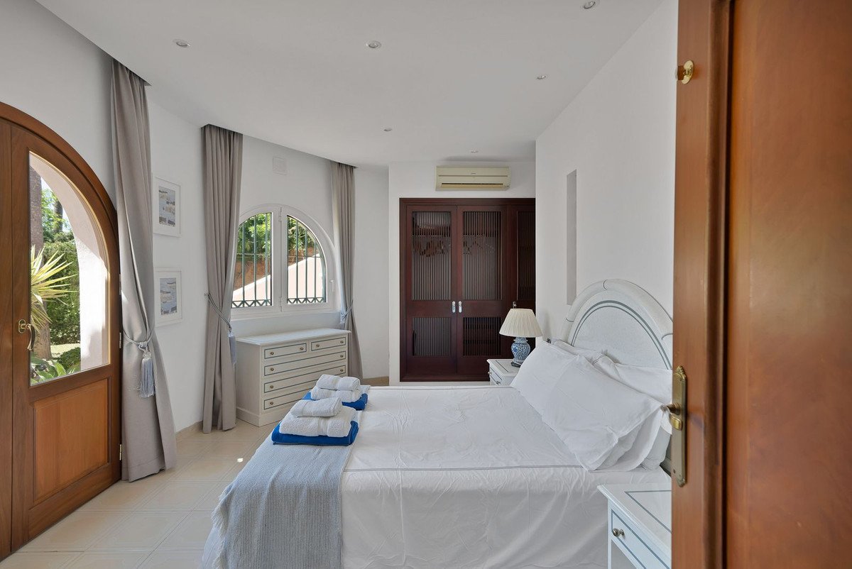 6 Bed Detached Villa in Hacienda Las Chapas