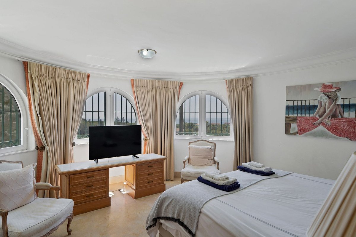 6 Bed Detached Villa in Hacienda Las Chapas