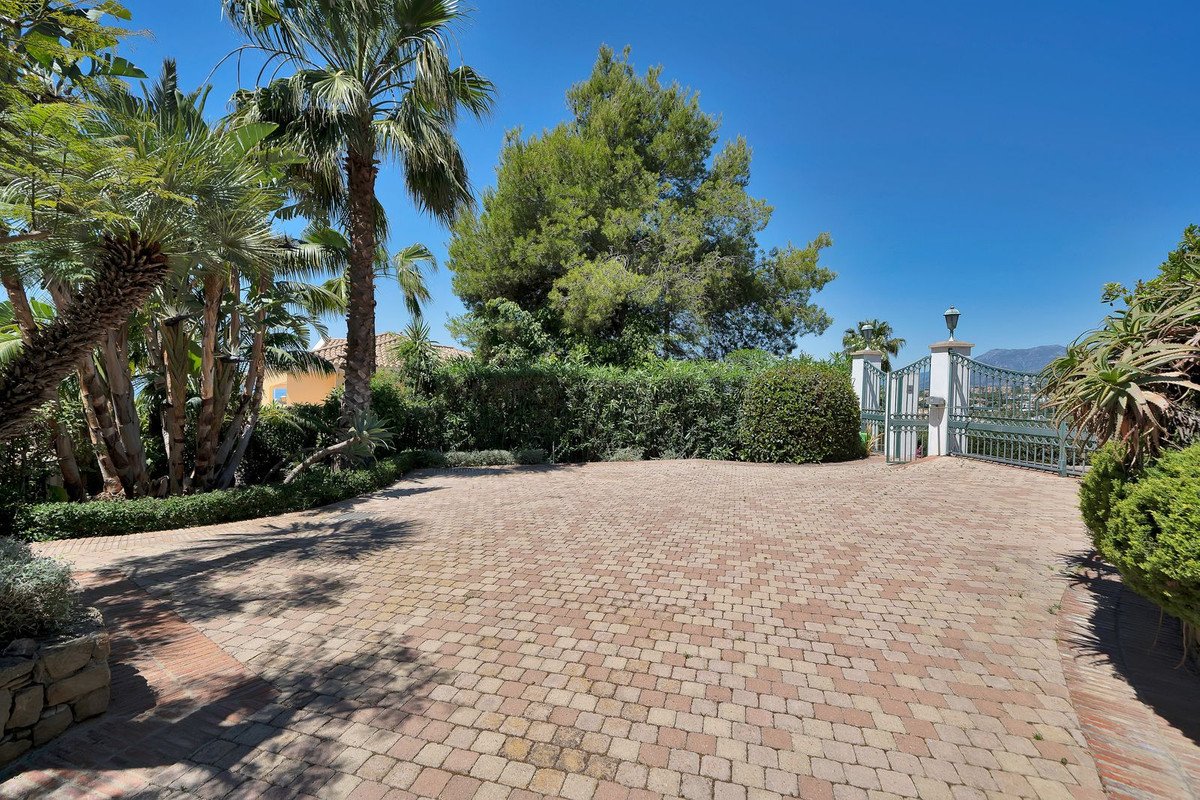 6 Bed Detached Villa in Hacienda Las Chapas