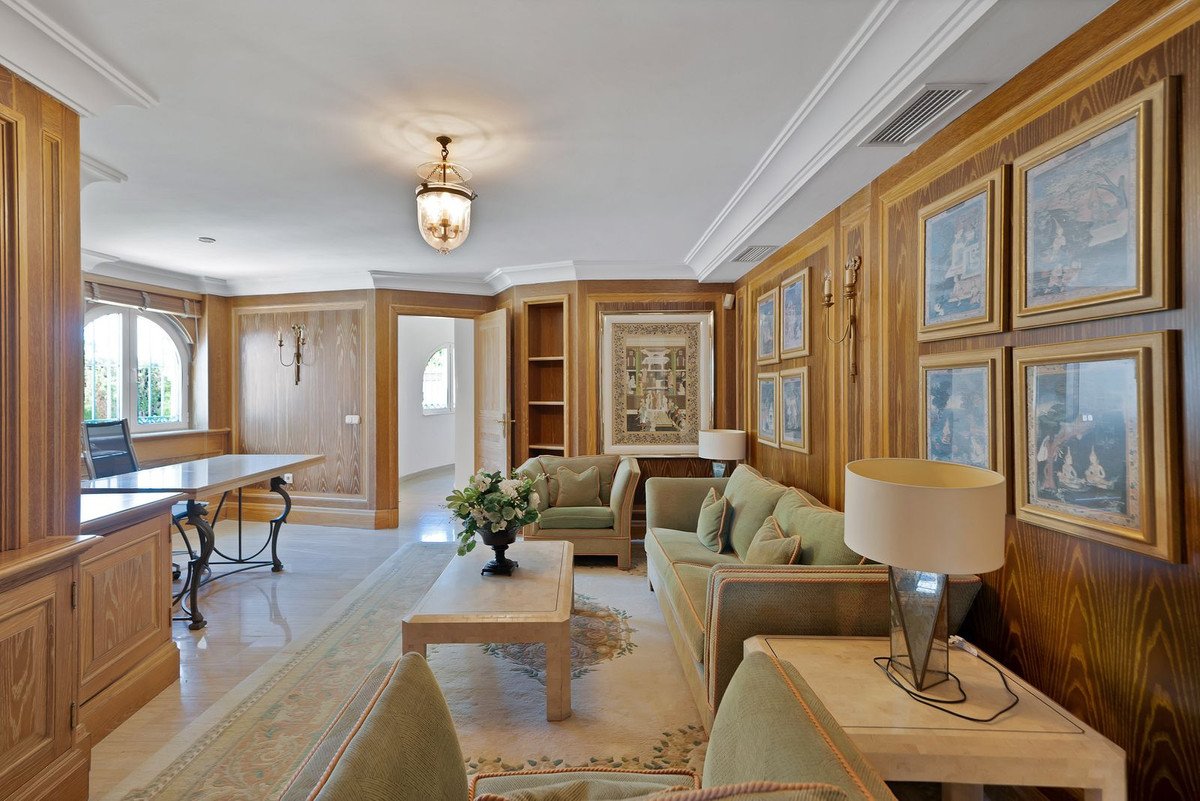 6 Bed Detached Villa in Hacienda Las Chapas