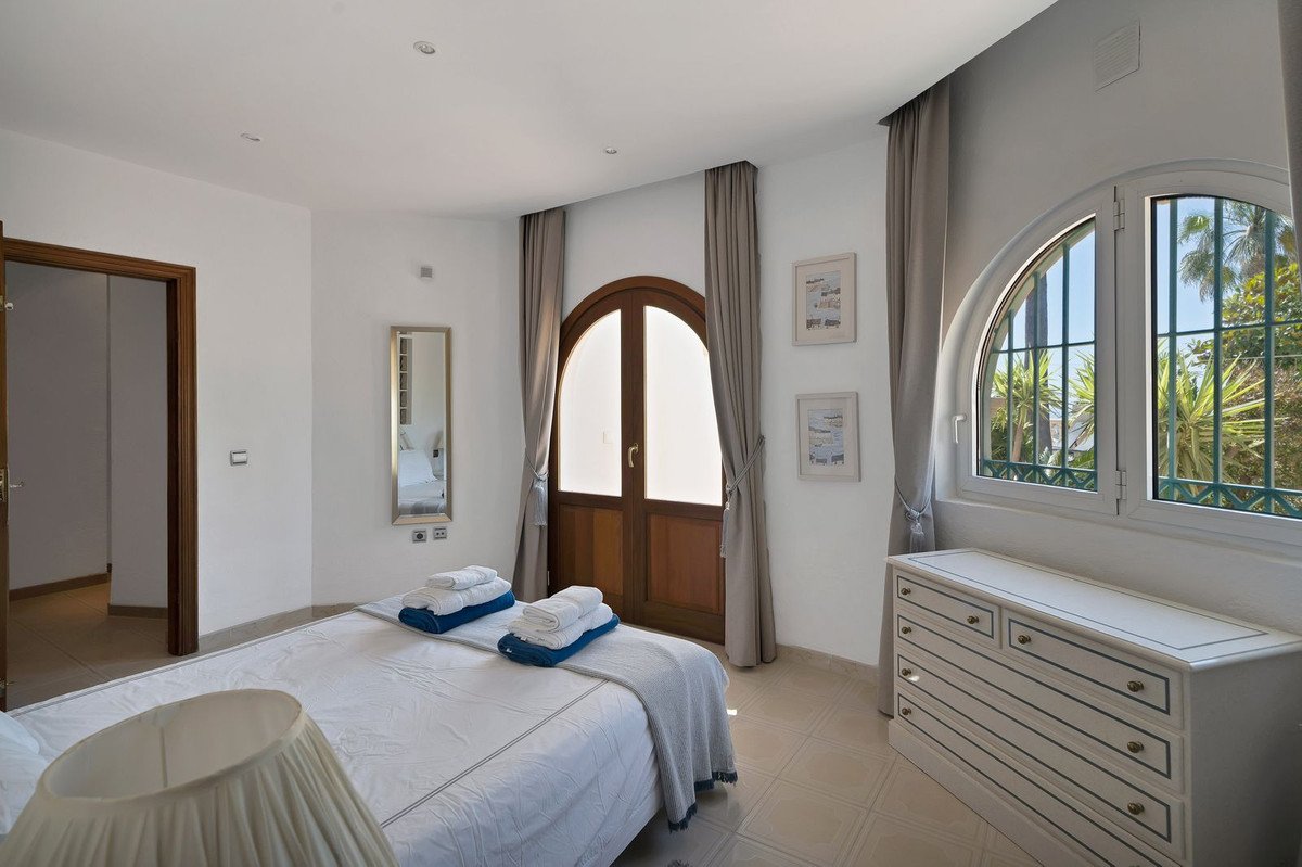 6 Bed Detached Villa in Hacienda Las Chapas