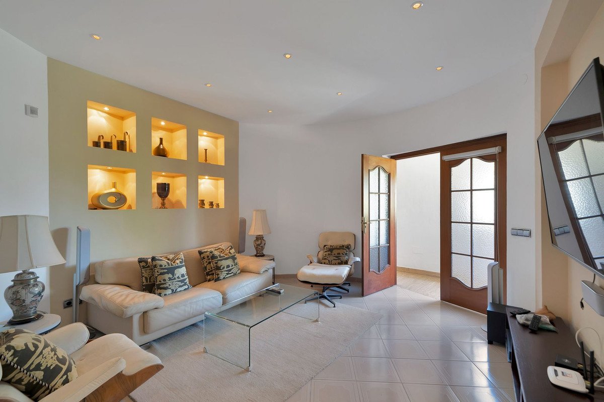 6 Bed Detached Villa in Hacienda Las Chapas
