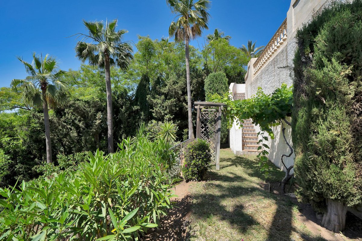 6 Bed Detached Villa in Hacienda Las Chapas