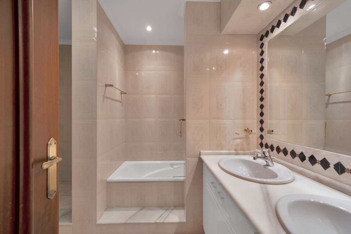 6 Bed Detached Villa in Hacienda Las Chapas