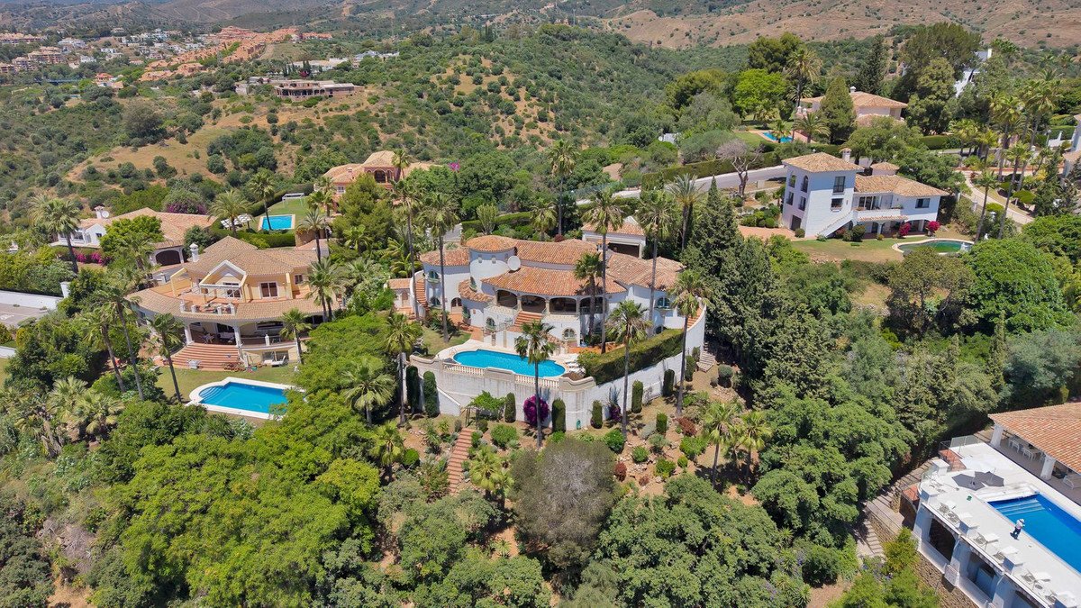 6 Bed Detached Villa in Hacienda Las Chapas