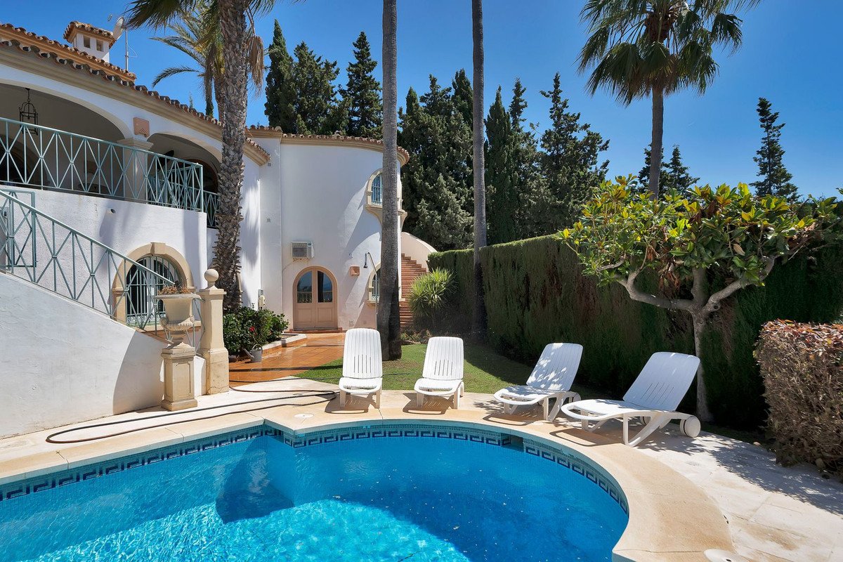 6 Bed Detached Villa in Hacienda Las Chapas