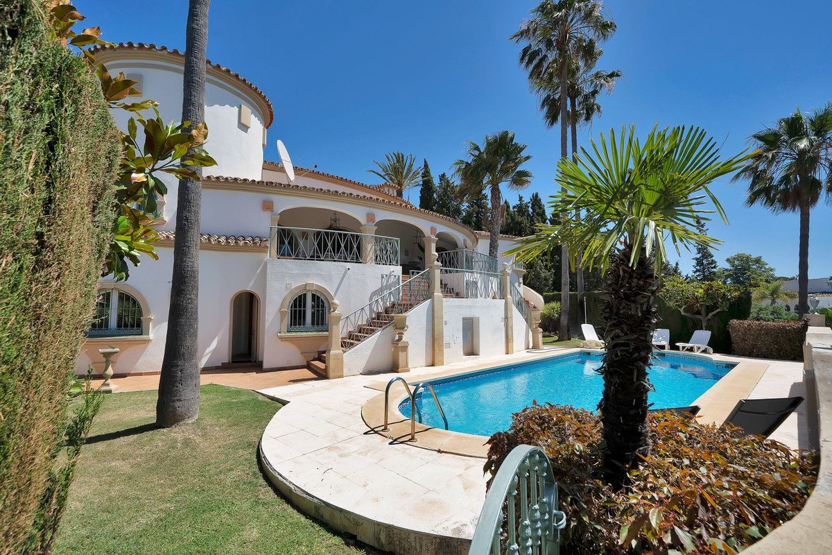 6 Bed Detached Villa in Hacienda Las Chapas