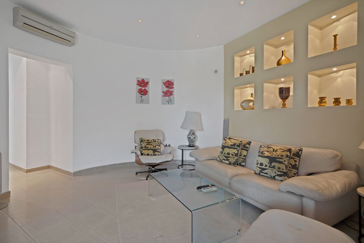 6 Bed Detached Villa in Hacienda Las Chapas