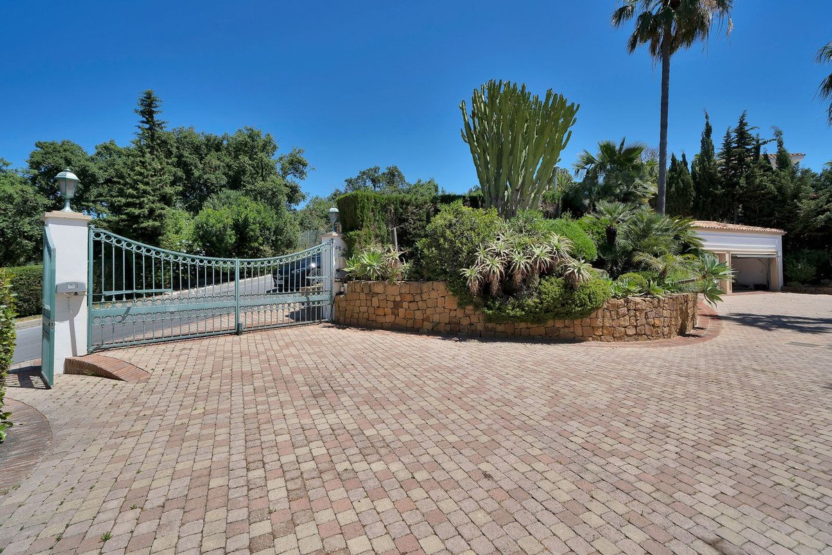 6 Bed Detached Villa in Hacienda Las Chapas