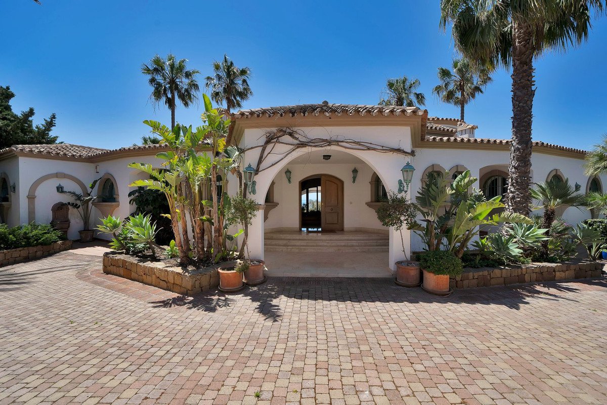 6 Bed Detached Villa in Hacienda Las Chapas