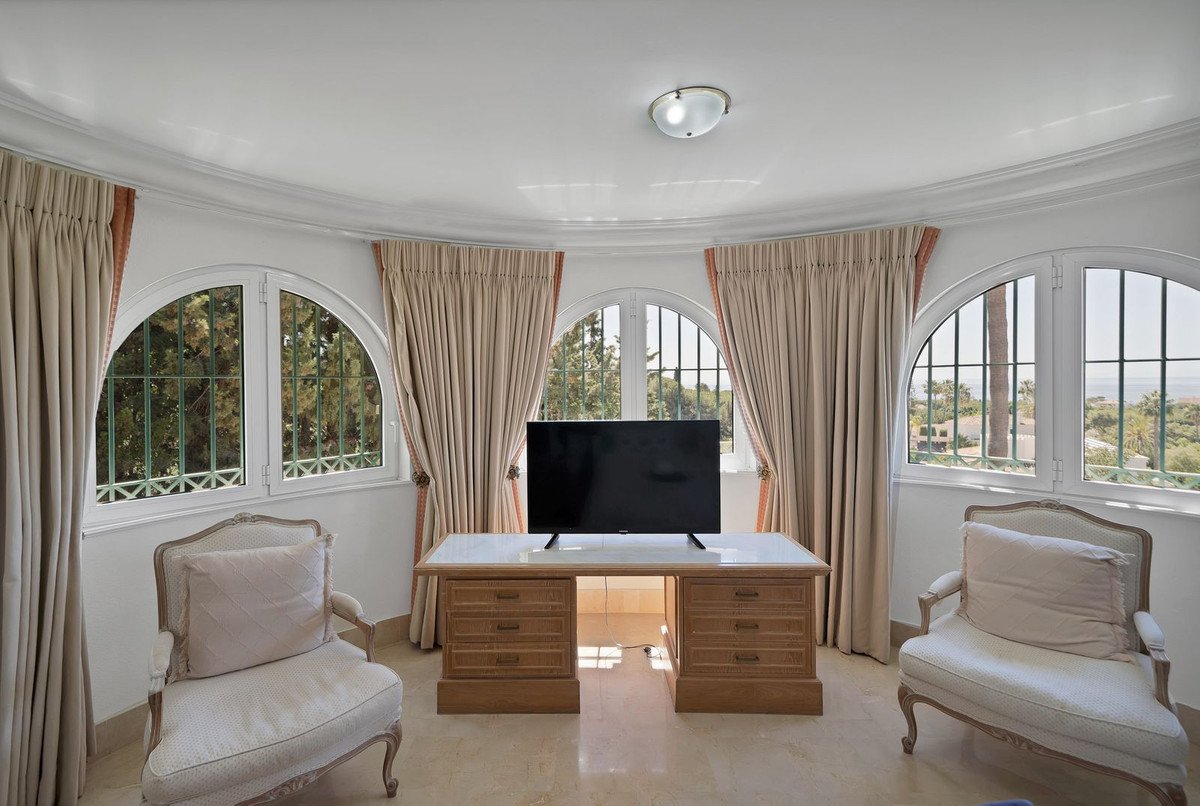 6 Bed Detached Villa in Hacienda Las Chapas