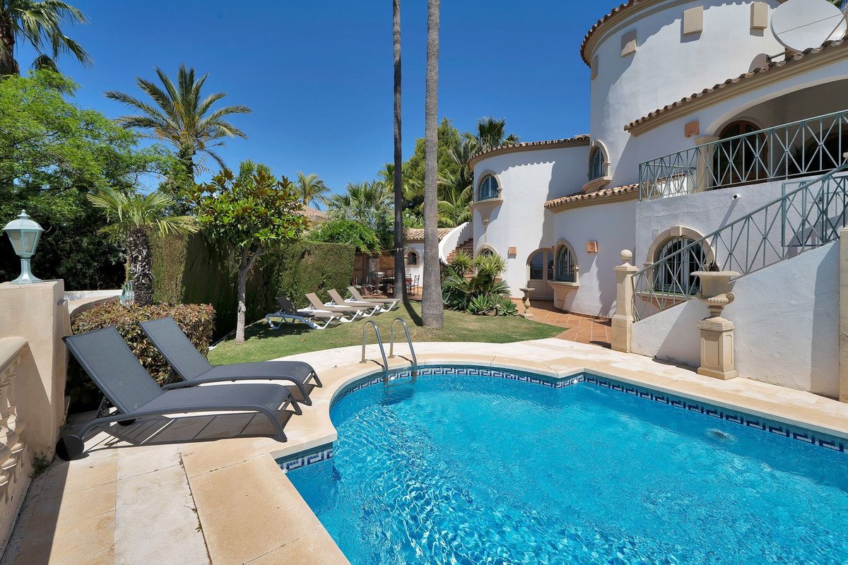 6 Bed Detached Villa in Hacienda Las Chapas
