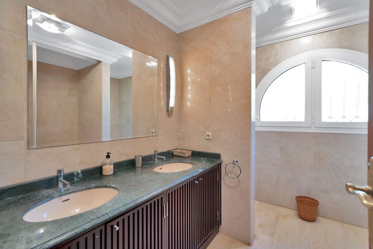 6 Bed Detached Villa in Hacienda Las Chapas