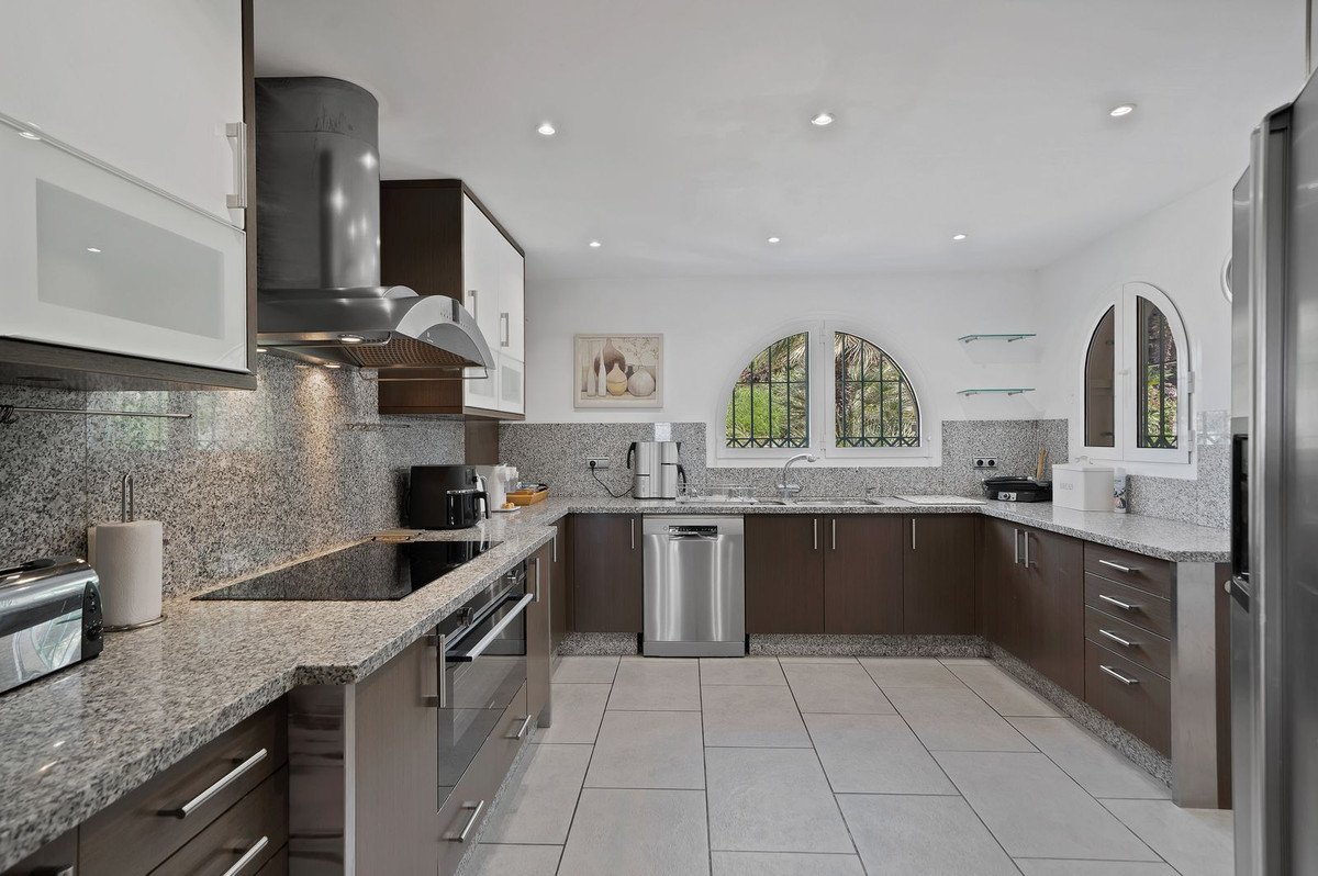6 Bed Detached Villa in Hacienda Las Chapas