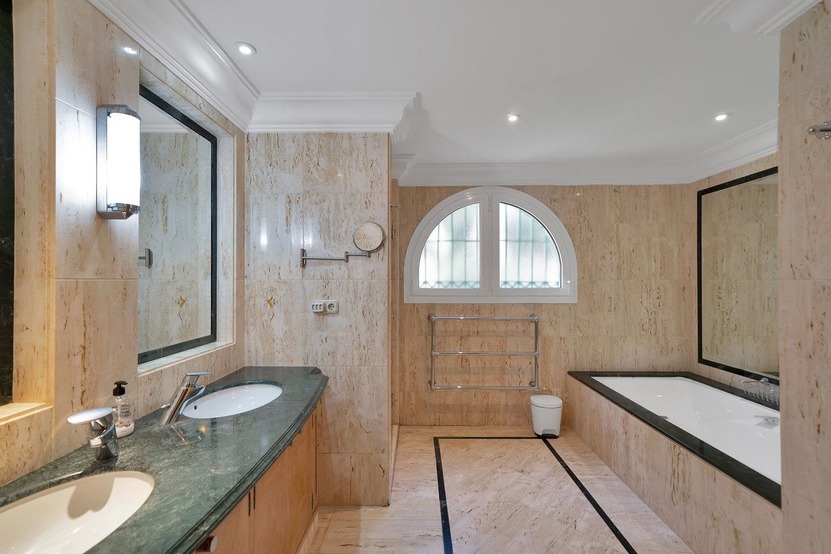 6 Bed Detached Villa in Hacienda Las Chapas