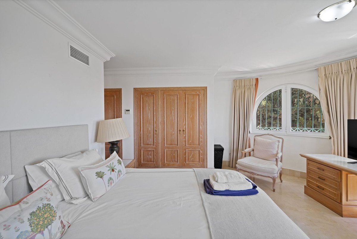 6 Bed Detached Villa in Hacienda Las Chapas