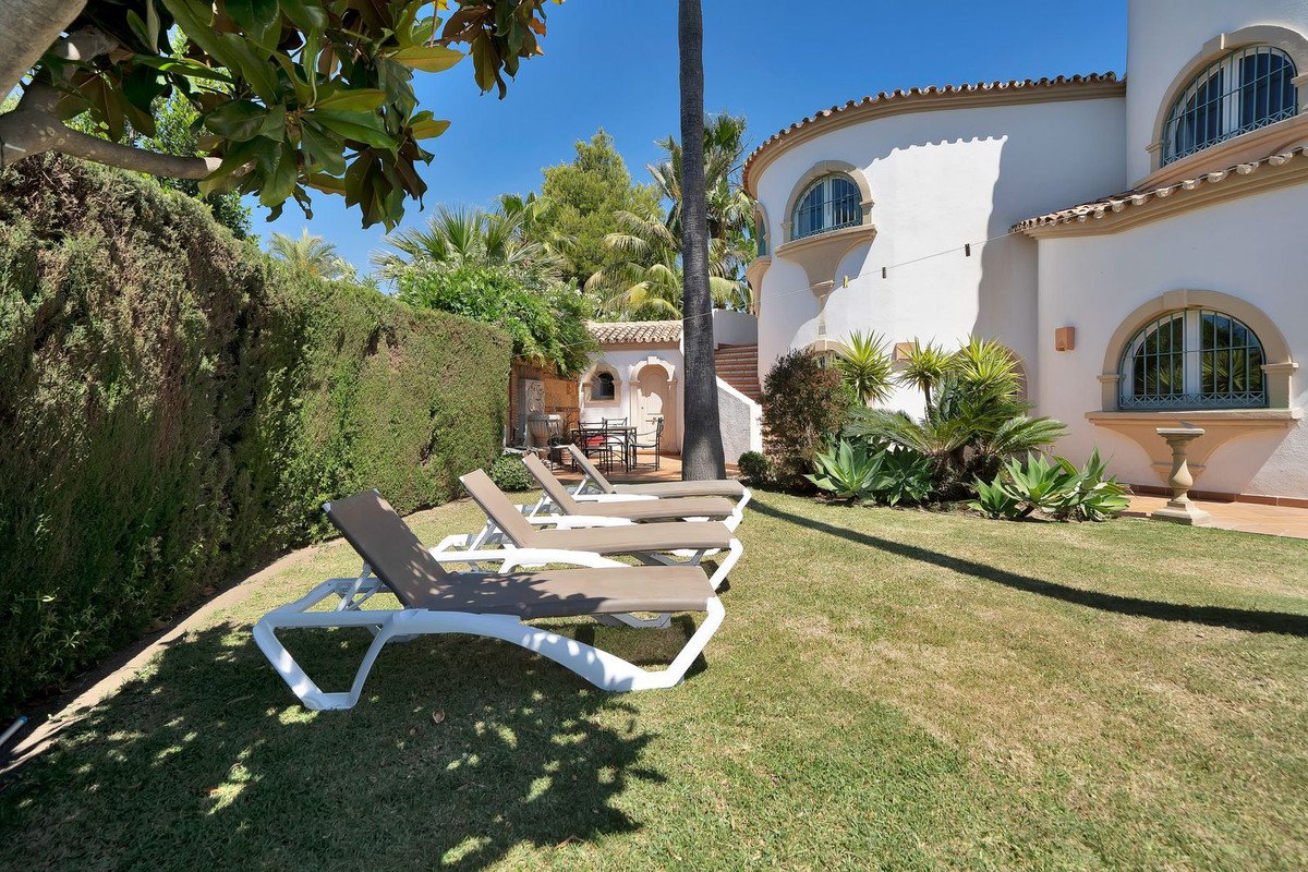 6 Bed Detached Villa in Hacienda Las Chapas