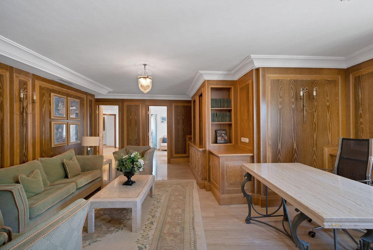 6 Bed Detached Villa in Hacienda Las Chapas