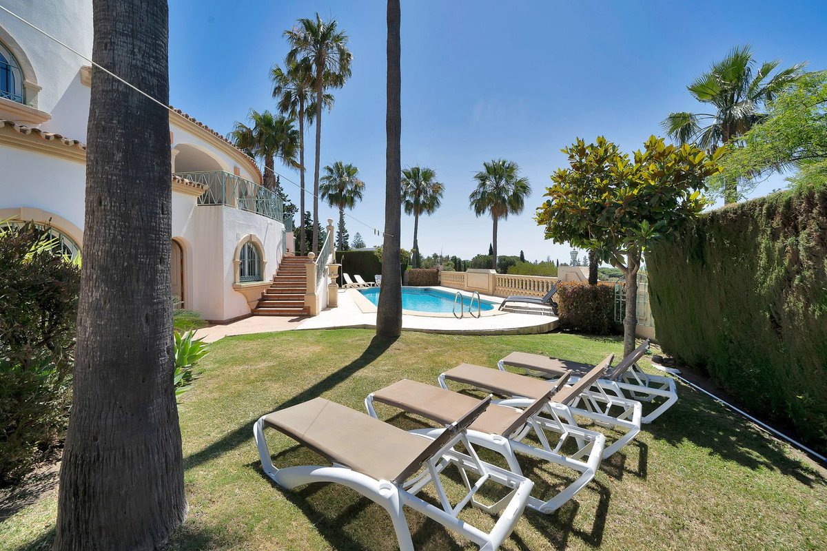 6 Bed Detached Villa in Hacienda Las Chapas