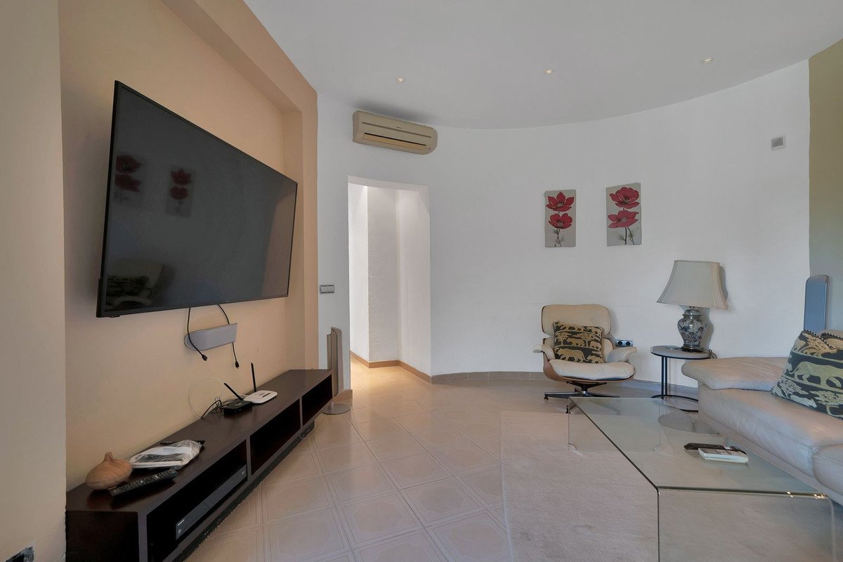 6 Bed Detached Villa in Hacienda Las Chapas