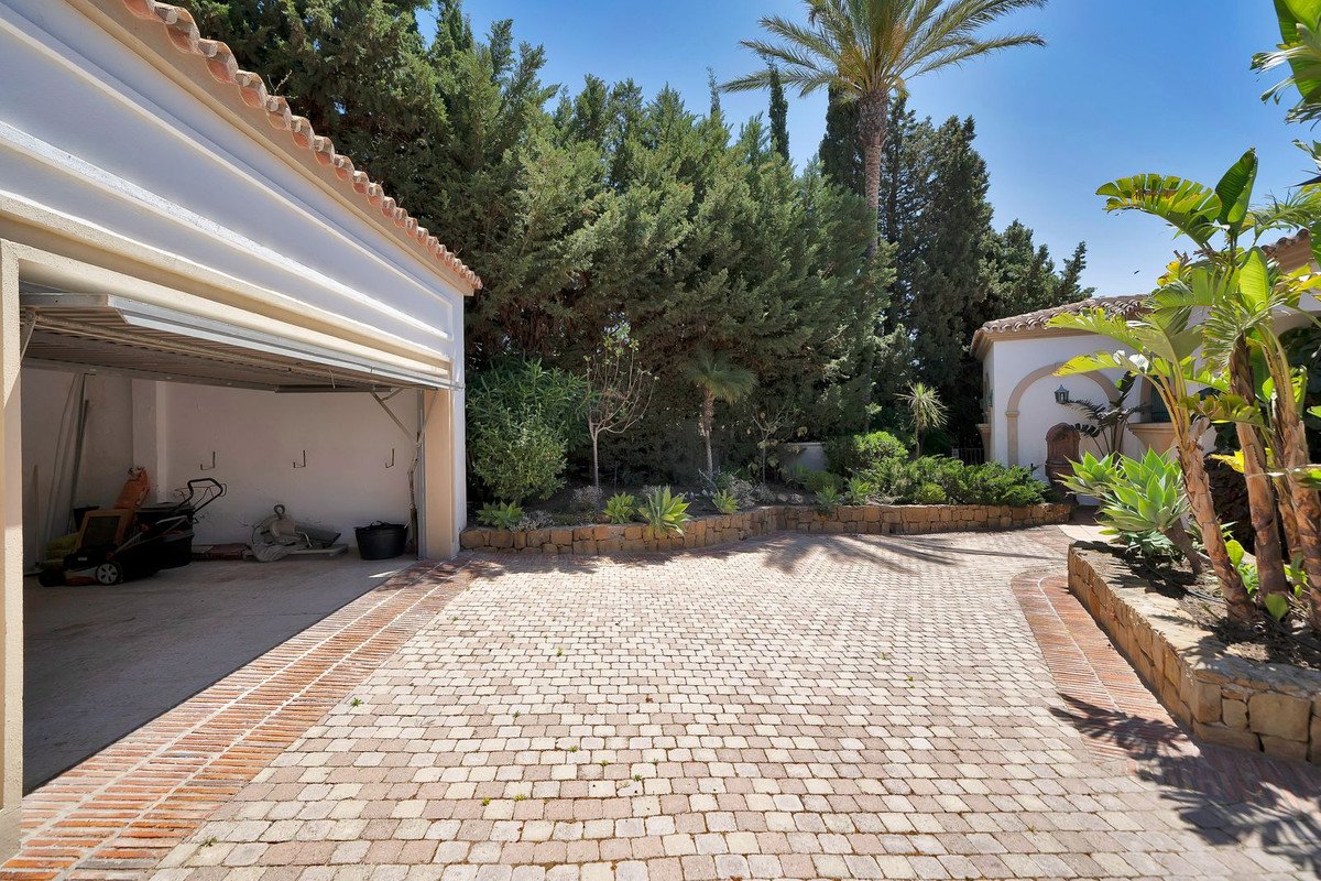 6 Bed Detached Villa in Hacienda Las Chapas