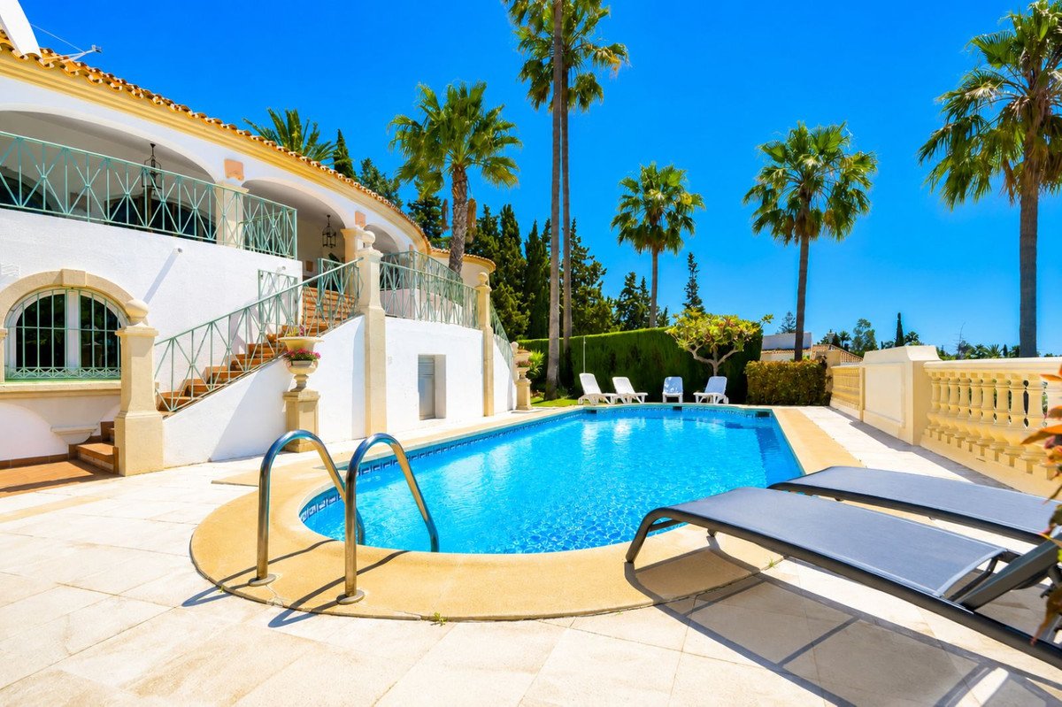 6 Bed Detached Villa in Hacienda Las Chapas