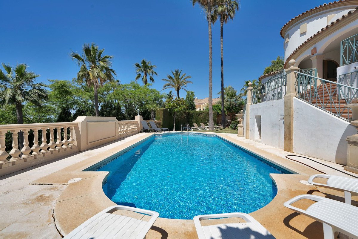 6 Bed Detached Villa in Hacienda Las Chapas