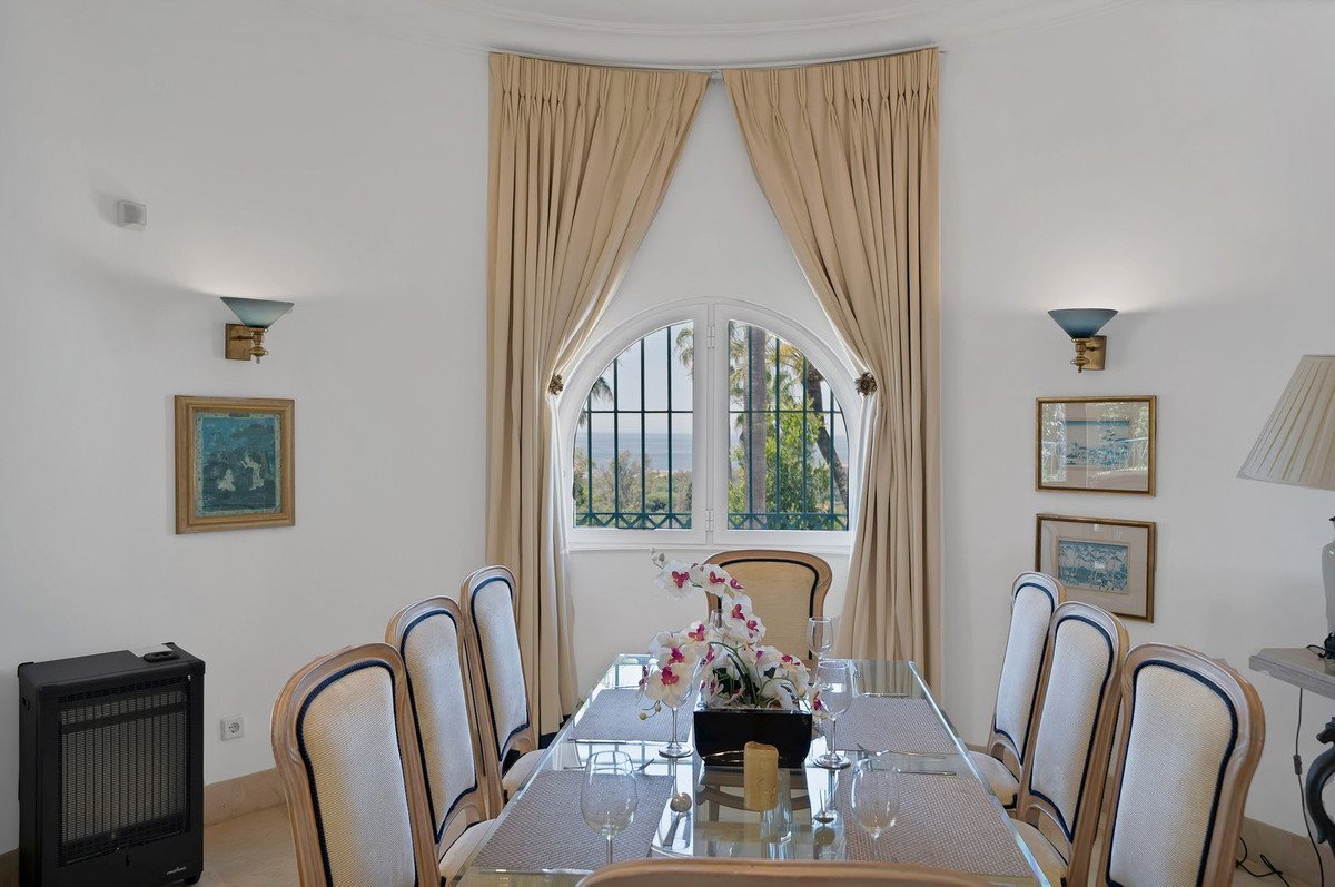6 Bed Detached Villa in Hacienda Las Chapas