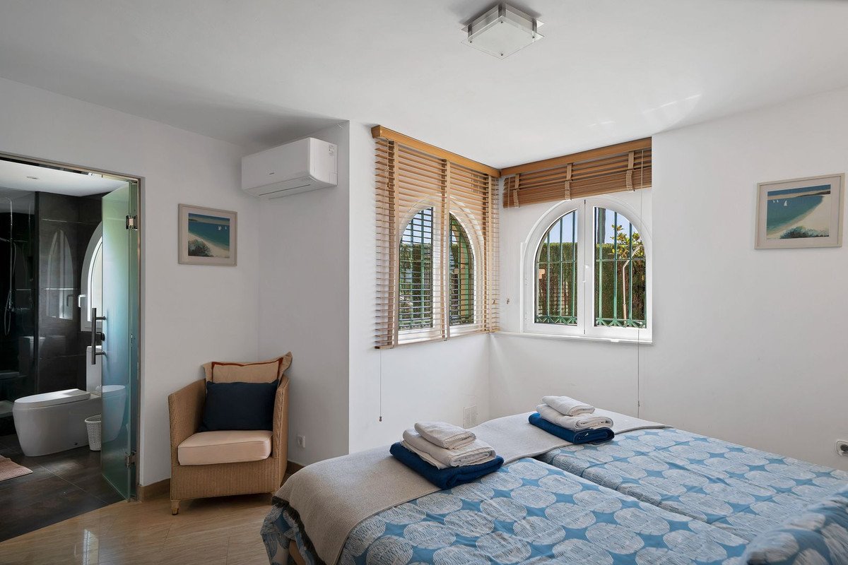 6 Bed Detached Villa in Hacienda Las Chapas