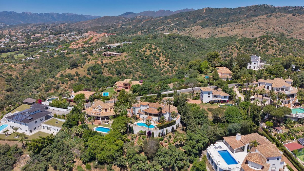 6 Bed Detached Villa in Hacienda Las Chapas