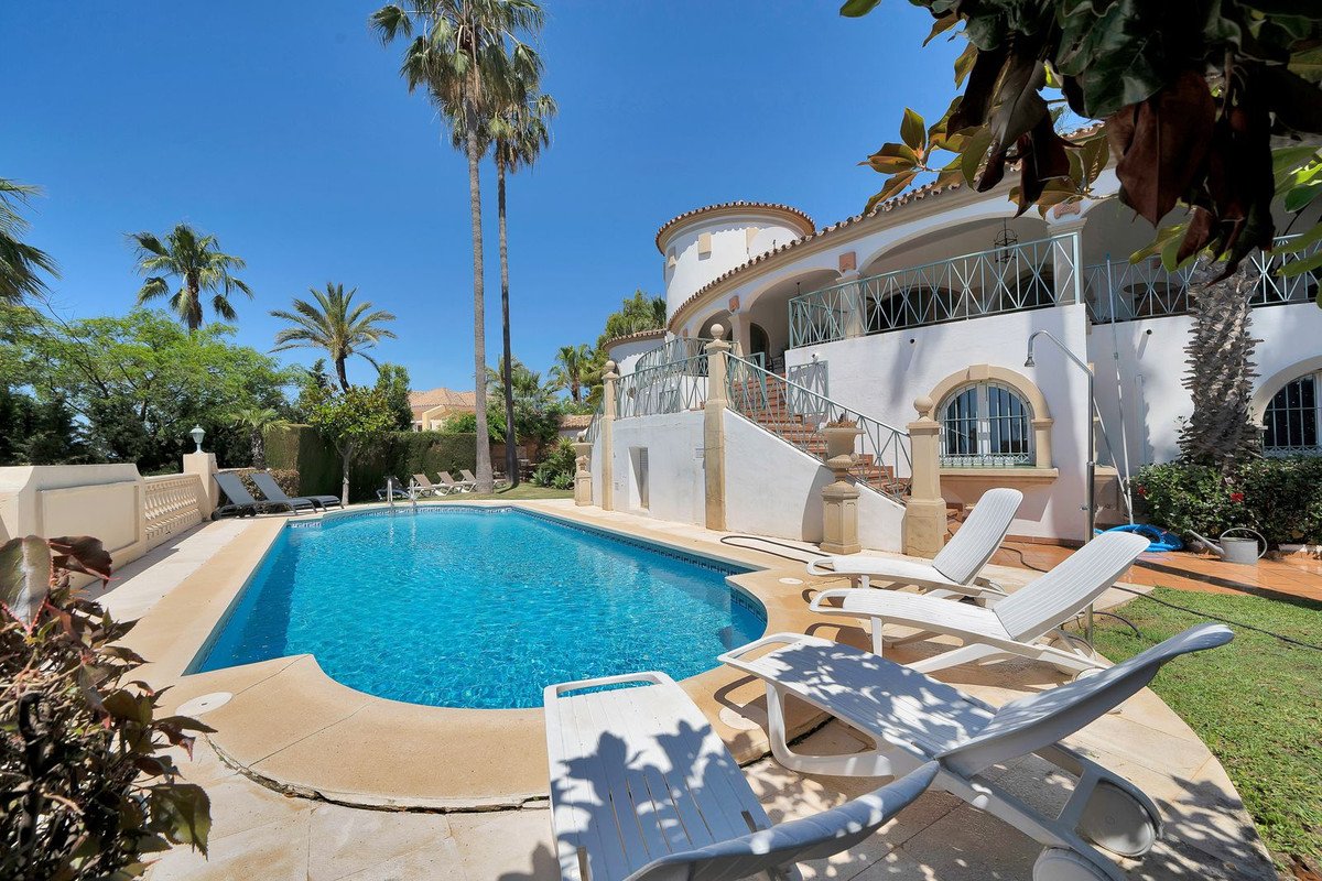 6 Bed Detached Villa in Hacienda Las Chapas