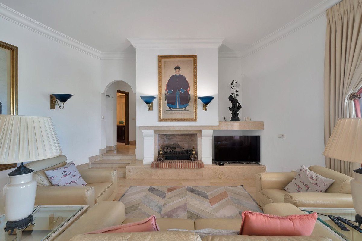 6 Bed Detached Villa in Hacienda Las Chapas
