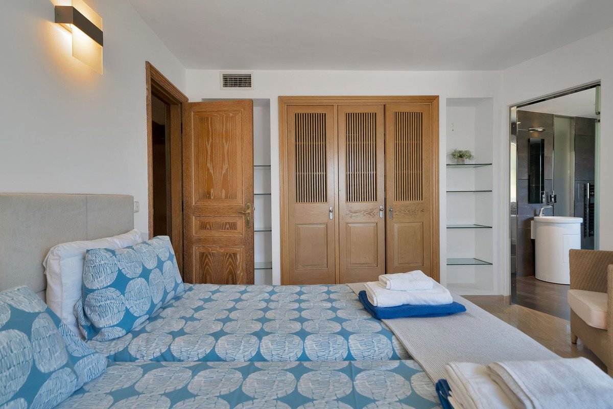 6 Bed Detached Villa in Hacienda Las Chapas