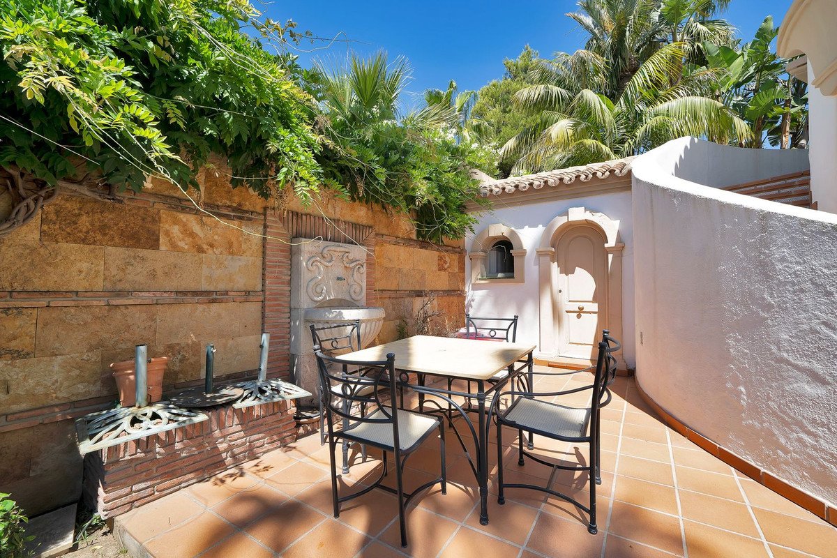 6 Bed Detached Villa in Hacienda Las Chapas