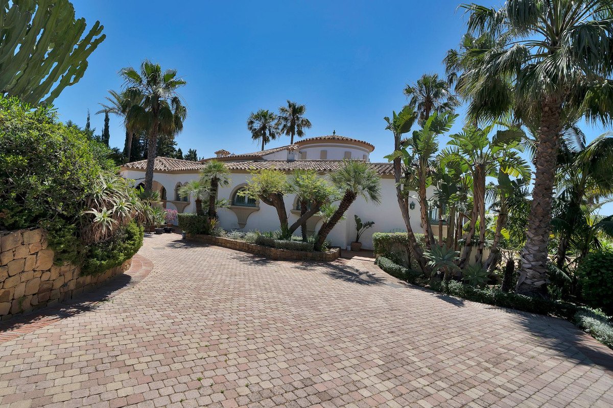 6 Bed Detached Villa in Hacienda Las Chapas