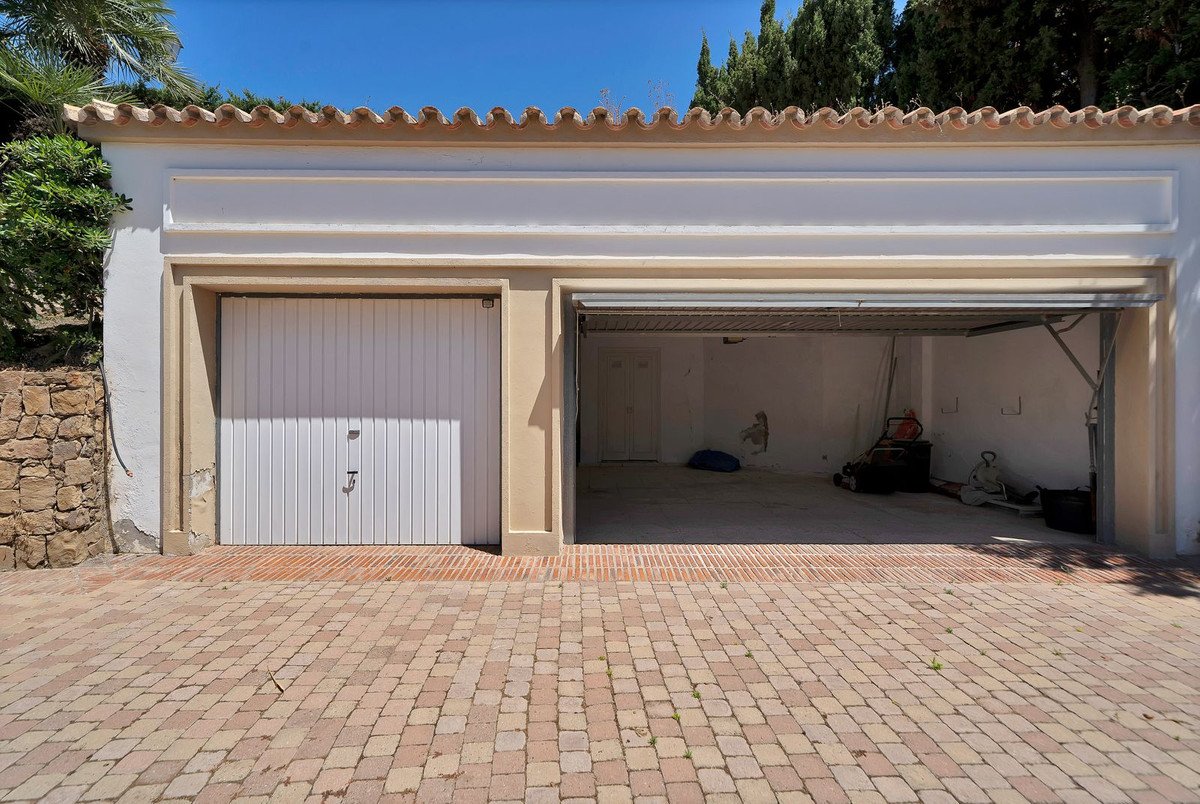 6 Bed Detached Villa in Hacienda Las Chapas