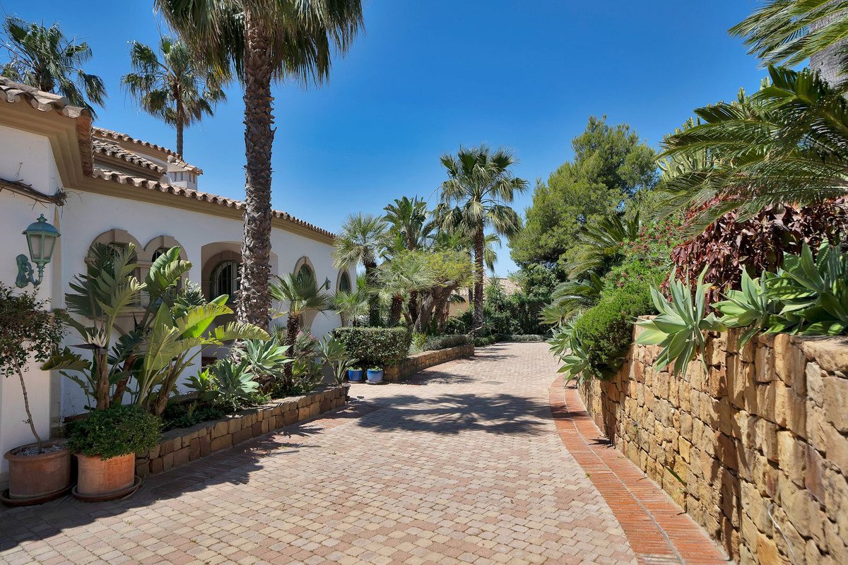 6 Bed Detached Villa in Hacienda Las Chapas
