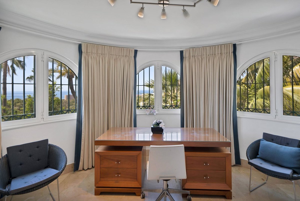 6 Bed Detached Villa in Hacienda Las Chapas