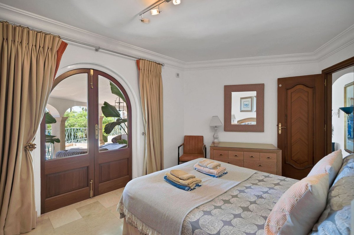 6 Bed Detached Villa in Hacienda Las Chapas