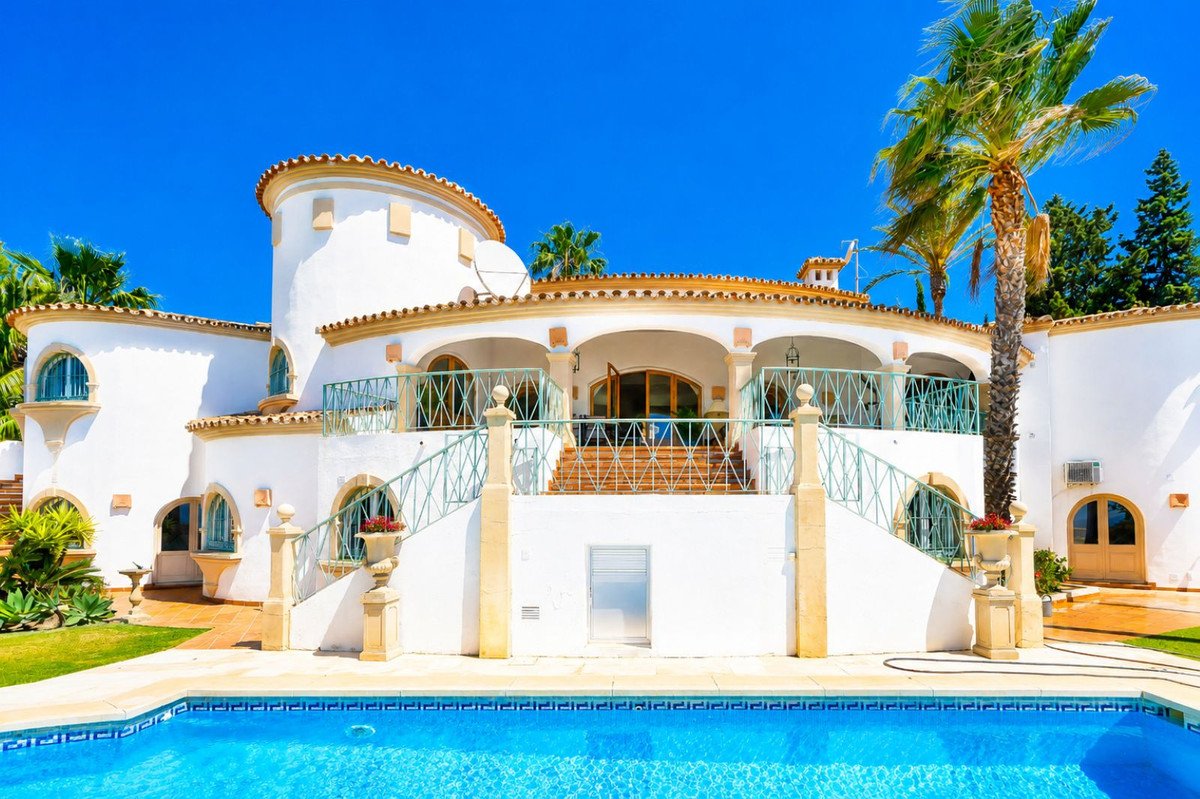 6 Bed Detached Villa in Hacienda Las Chapas