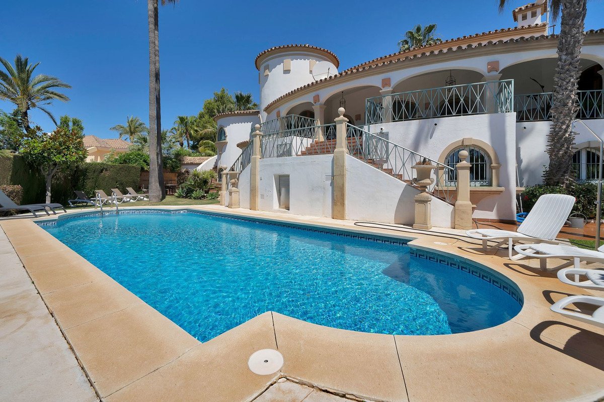 6 Bed Detached Villa in Hacienda Las Chapas