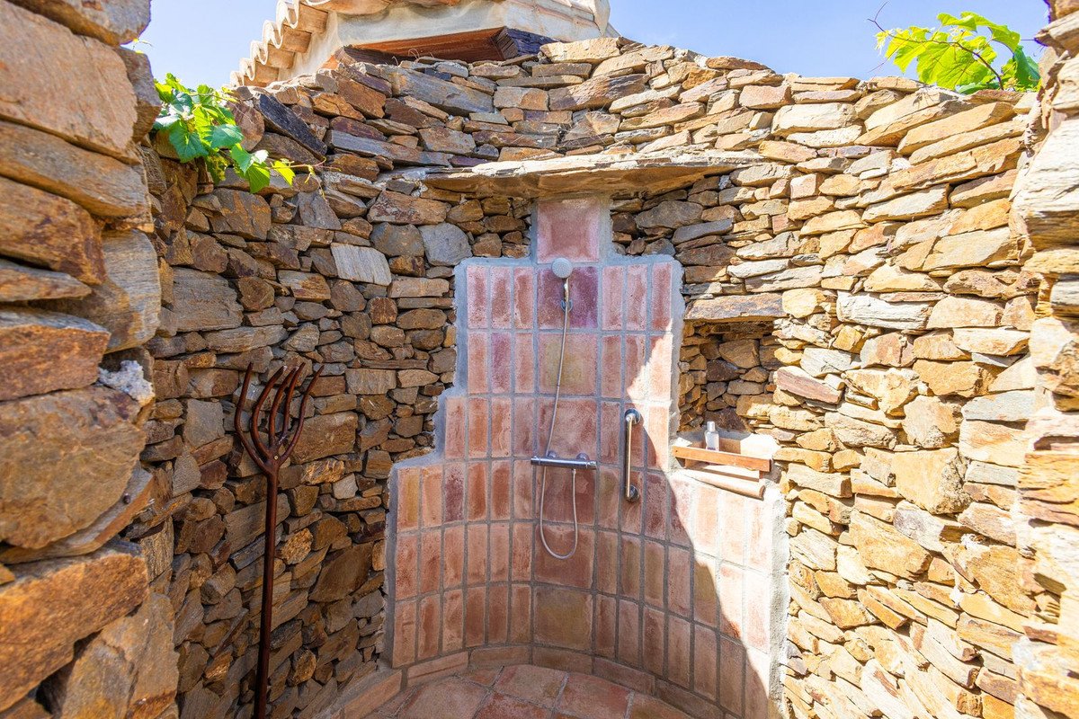 6 Bed Detached Villa in Sayalonga