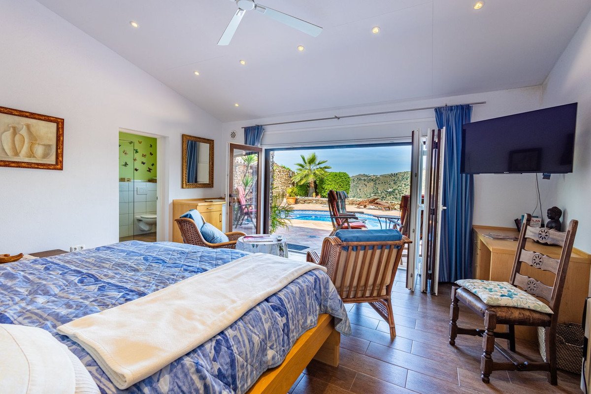 6 Bed Detached Villa in Sayalonga