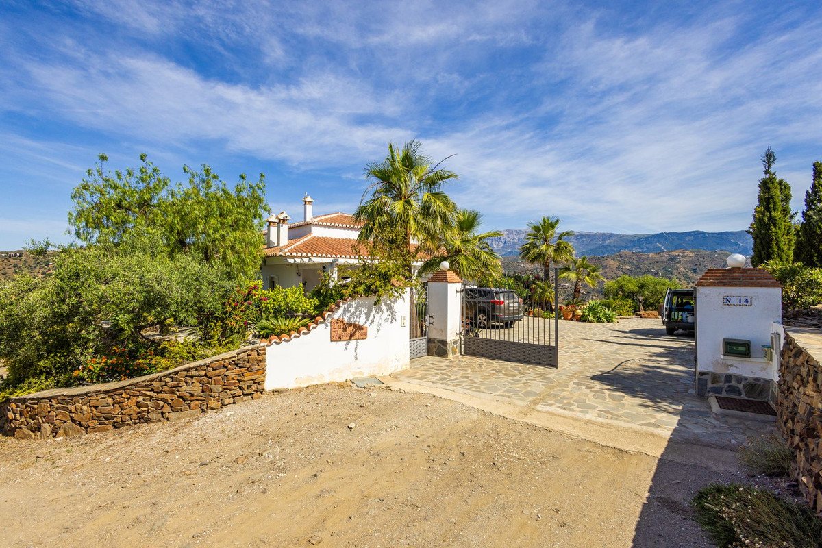 6 Bed Detached Villa in Sayalonga