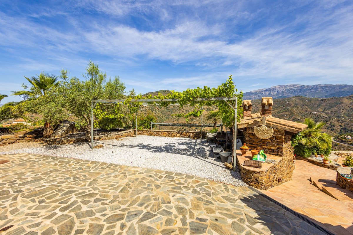 6 Bed Detached Villa in Sayalonga