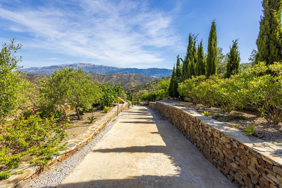 6 Bed Detached Villa in Sayalonga